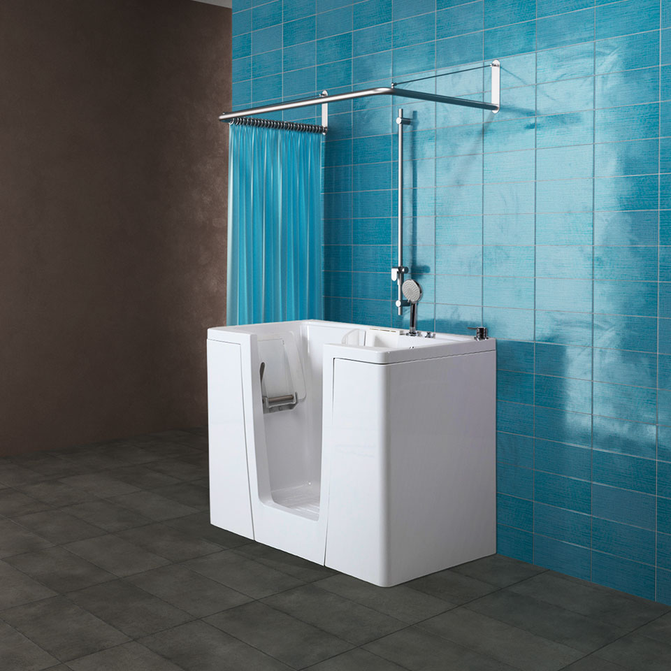 vasca da bagno con sportello e tenda
