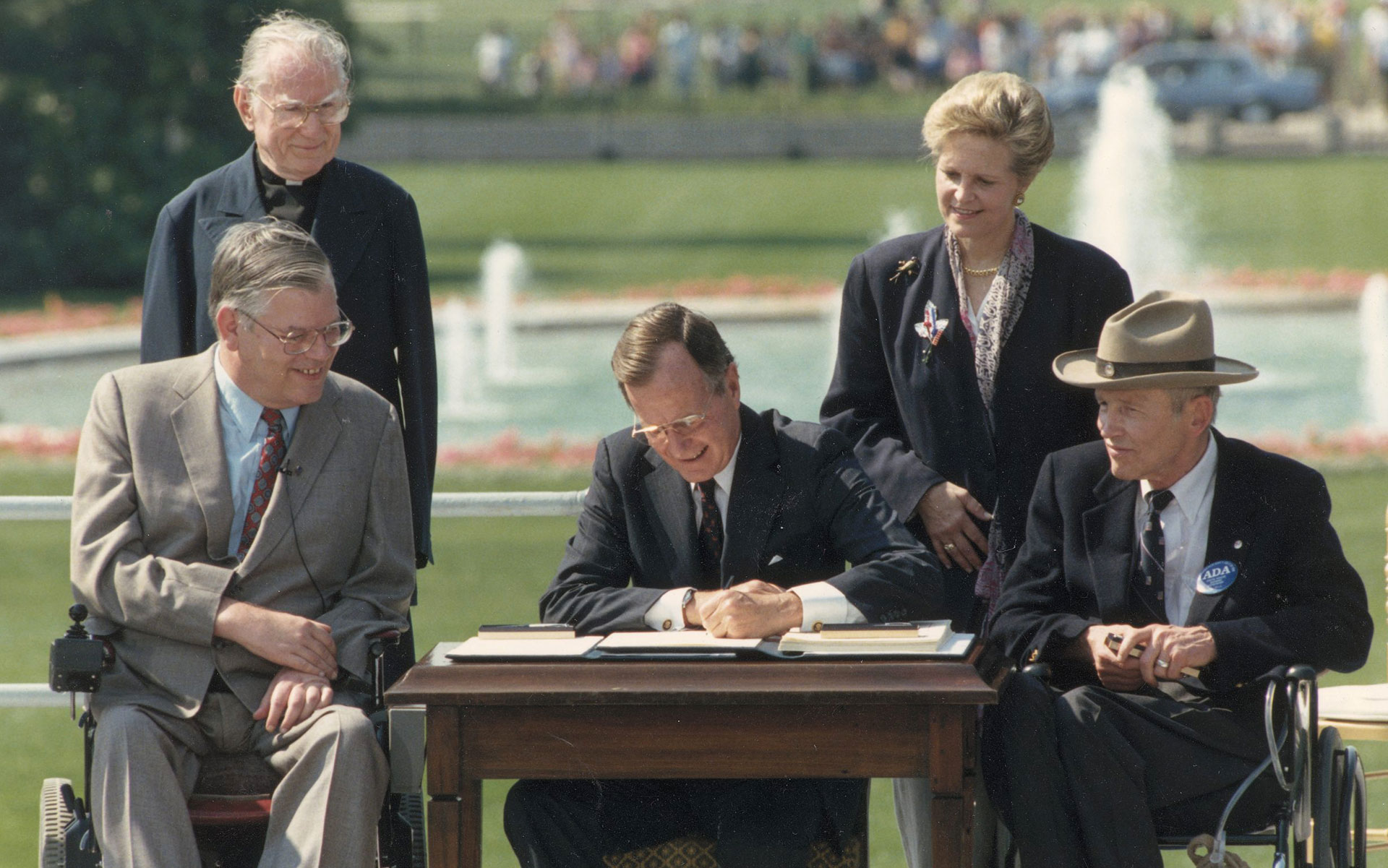 George H.W. Bush firma la legge ADA