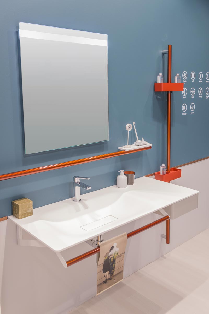 specchi e maniglie colorati per la sicurezza in bagno