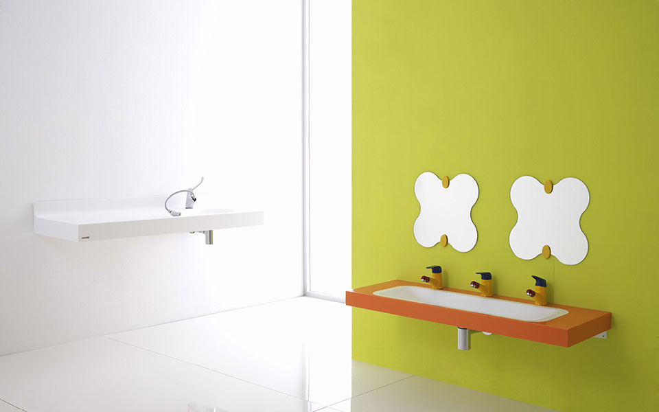 Scuola: lavabo e fasciatoio antibatterico