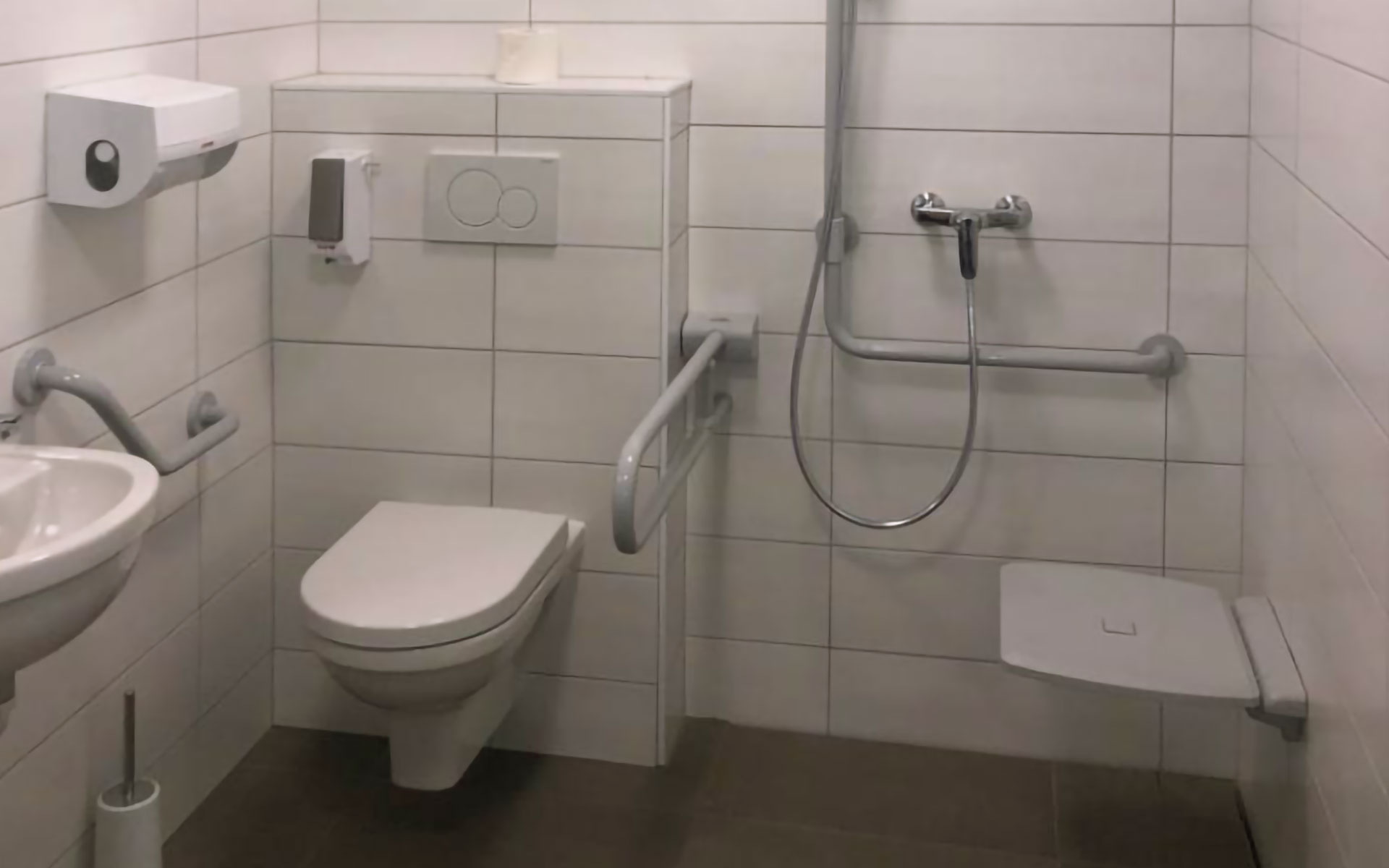 Safe bathroom for elderly people