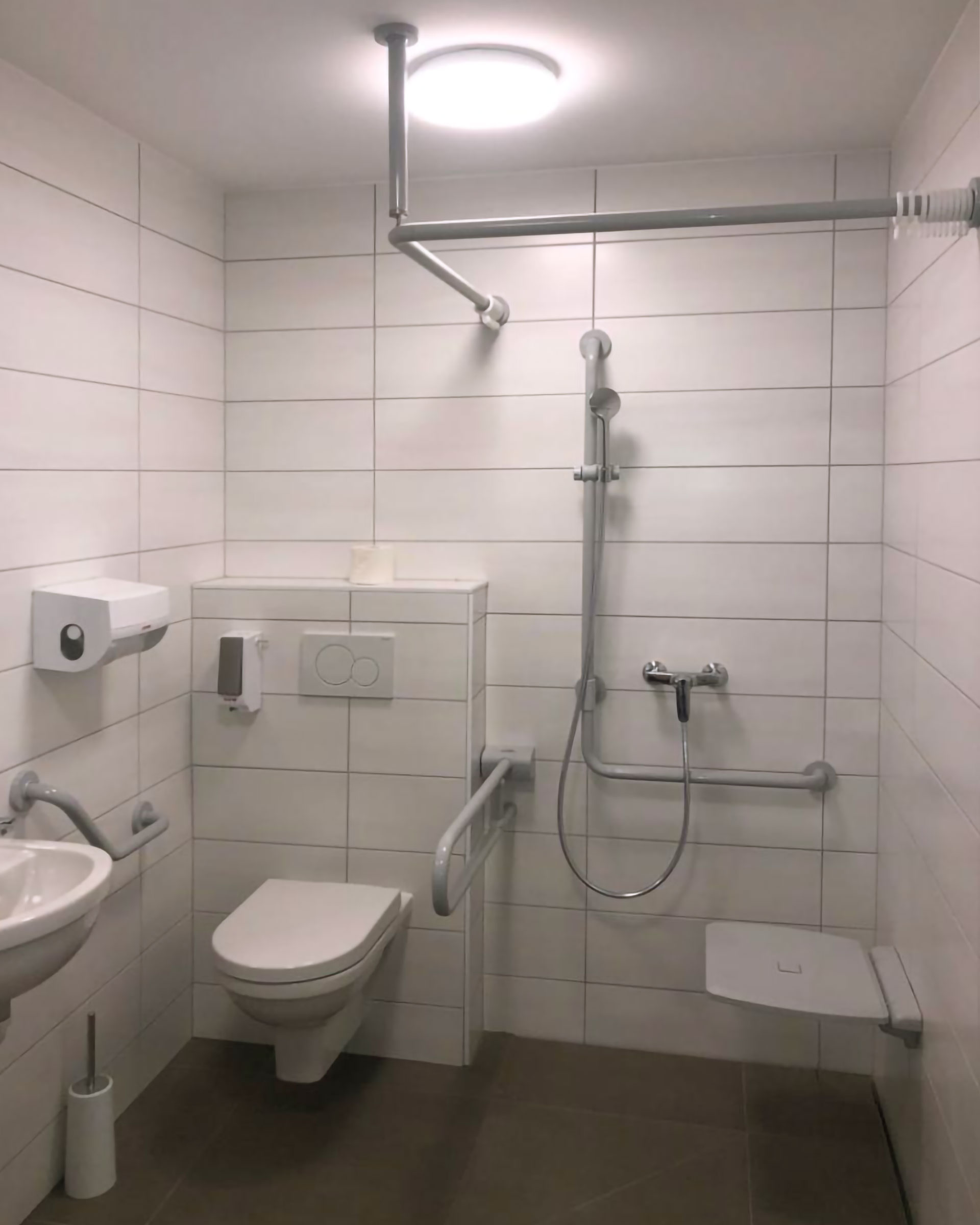 Safe toilet area for elderly people
