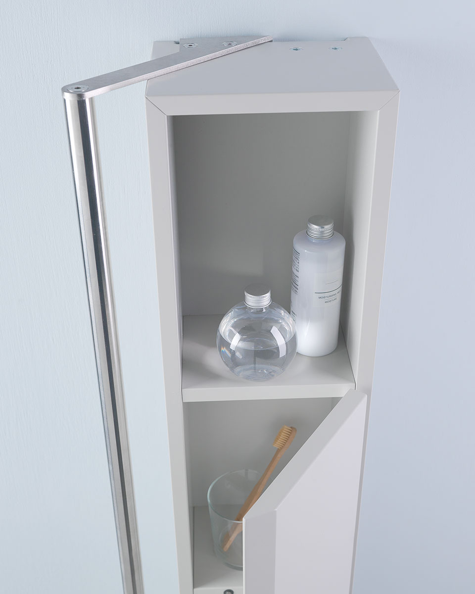 Mobile contenitore a parete con mensole, per un bagno design
