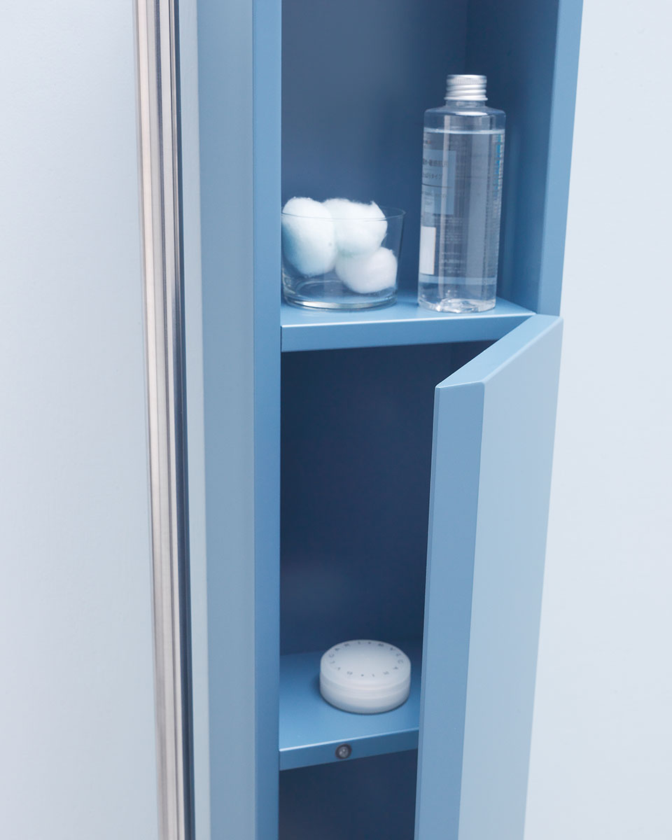 Mobile contenitore a parete, per un bagno pratico