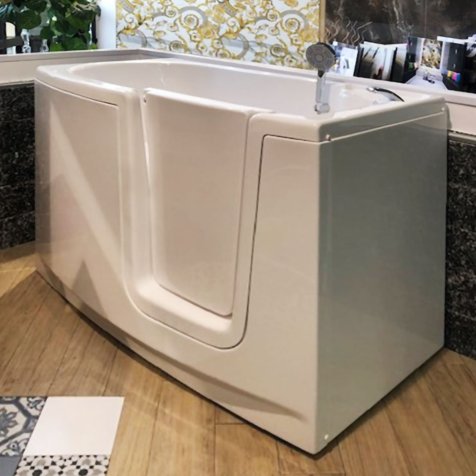 Vasca con porta in esposizione a Reggio Calabria