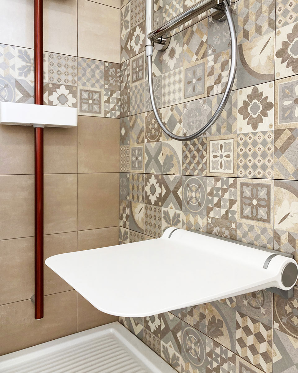 l seggiolino doccia Hug e la colonna Solo presso AQVA CERAMICHE
