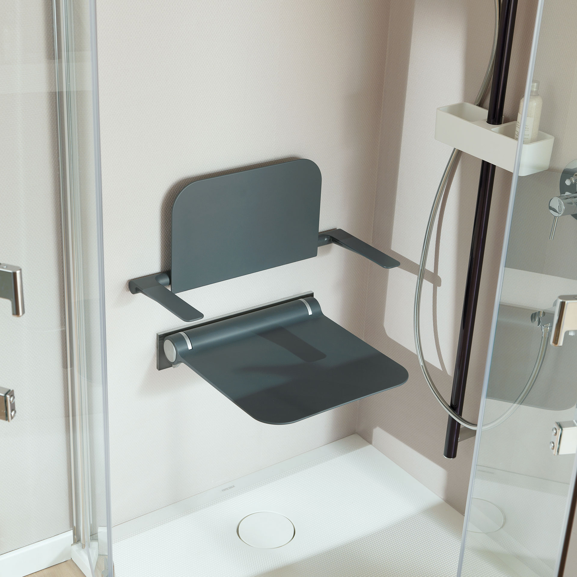 Removable seat for a safe and functional shower