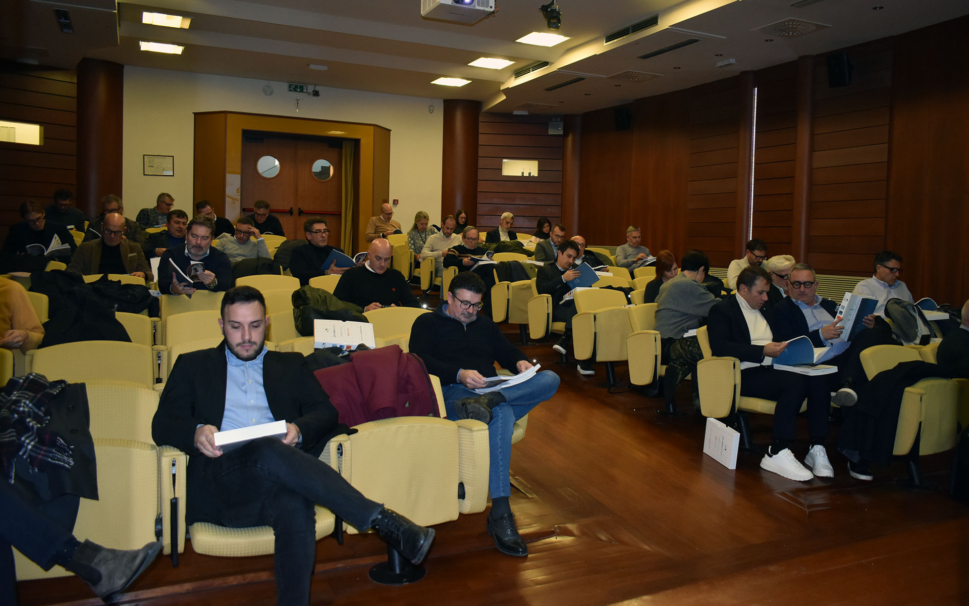 La sala del meeting con gli agenti