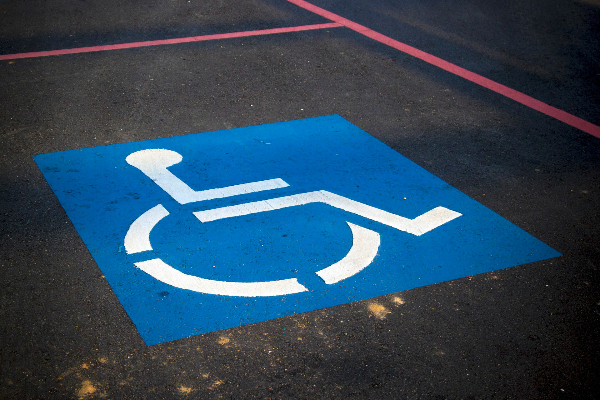 Un parcheggio per disabili con il nuovo logo per il riconoscimento