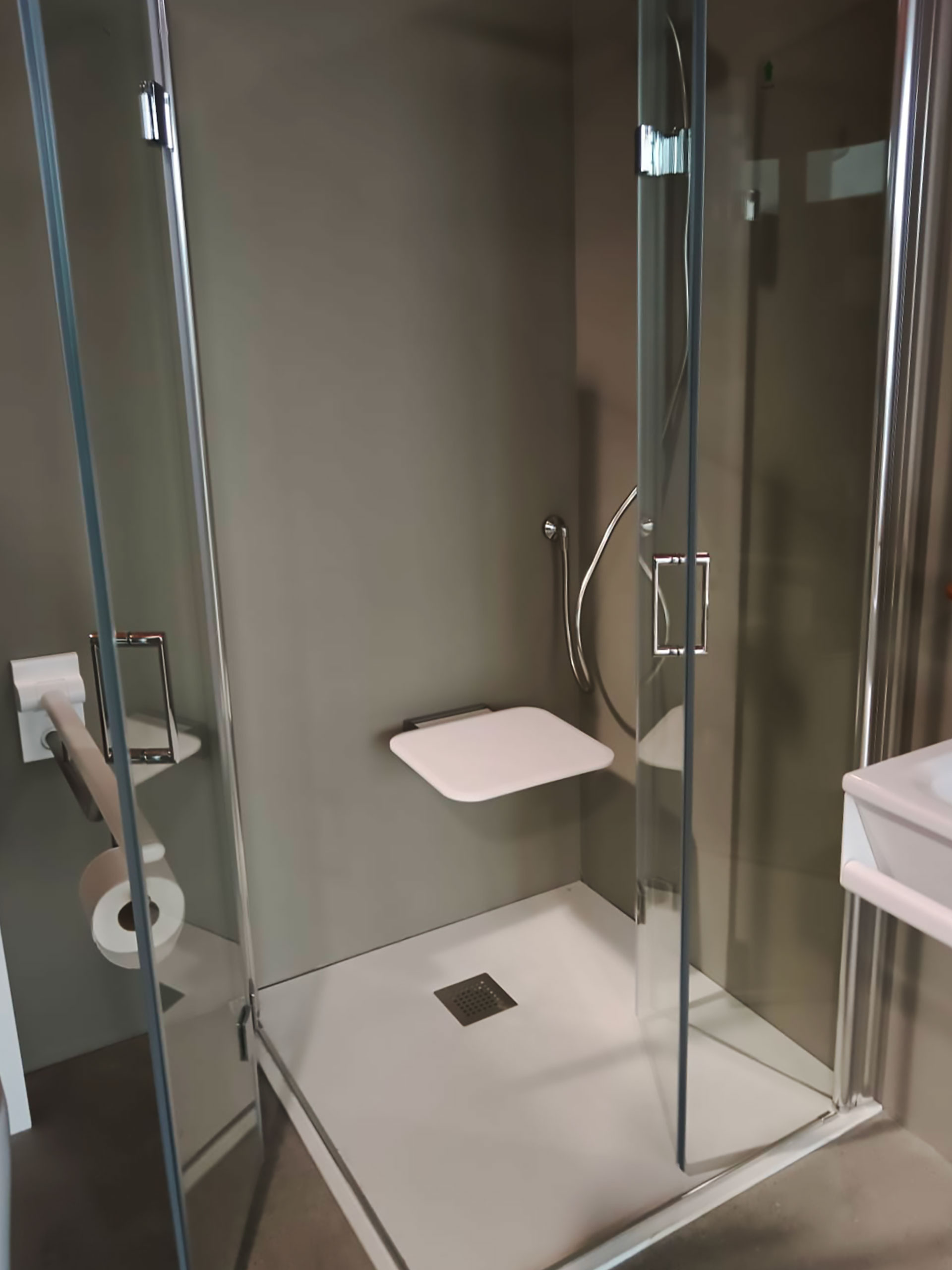 Piatto doccia, seduta e box presso Zanutta