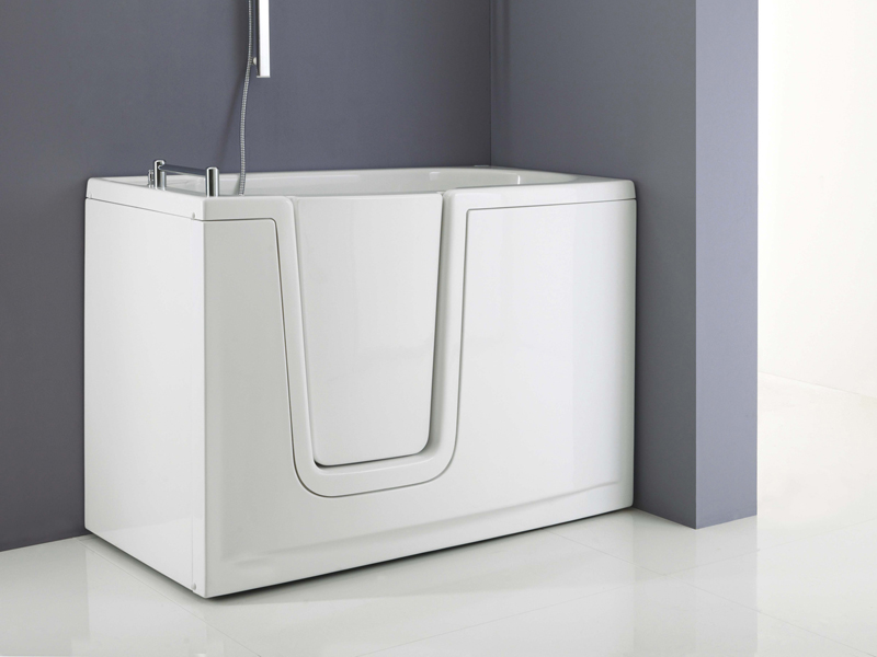 Solution with walk-in bathtub with inwards opening door model 656