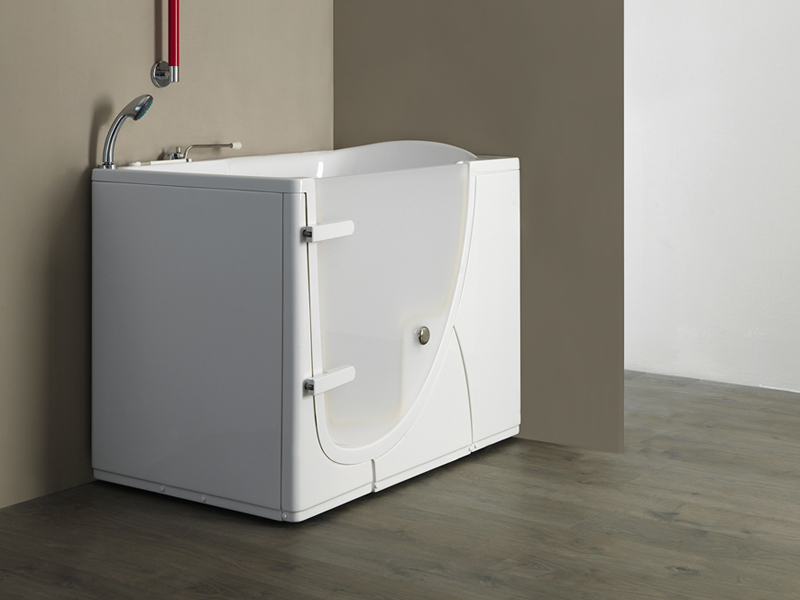 Solution with walk-in bathtub with inwards opening door model 651